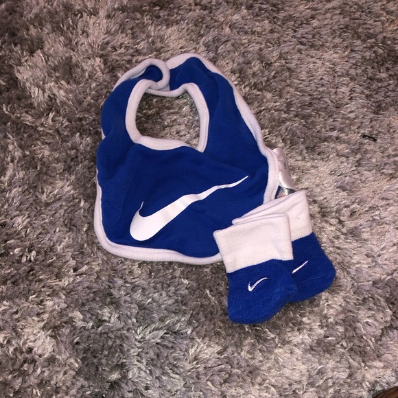 Bib and sock set - Picture 1 of 1